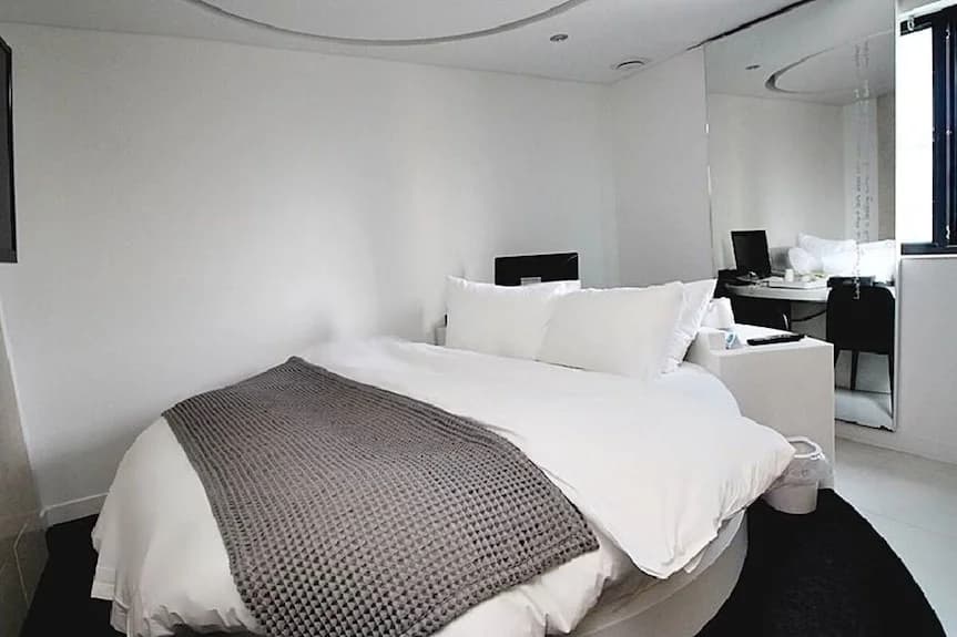 신촌 와이 호텔 침실